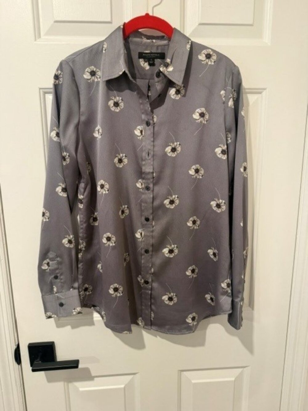 Banana Republic Dillon Tama Silky Grey with Floral Pattern Blouse in Small